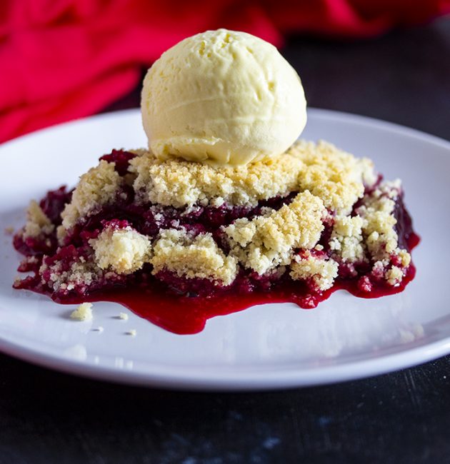 Crumble s višnjama