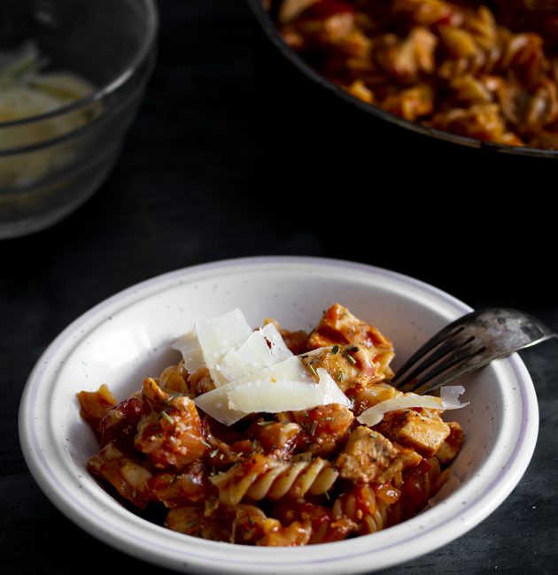Pasta s piletinom i parmezanom