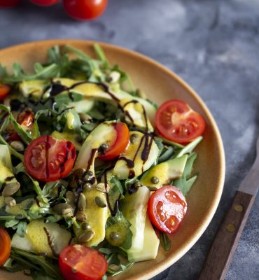 Salata s rukolom, avokadom i paradajzom