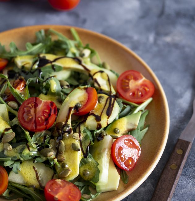 Salata s rukolom, avokadom i paradajzom