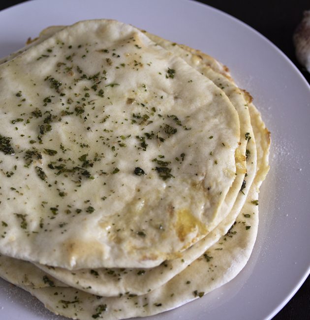 Naan s bijelim lukom