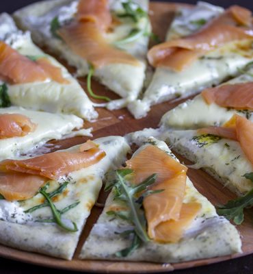 Pizza s dimljenom pastrmkom
