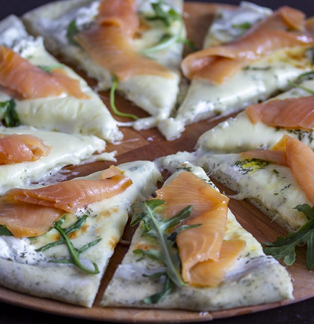 Pizza s dimljenom pastrmkom
