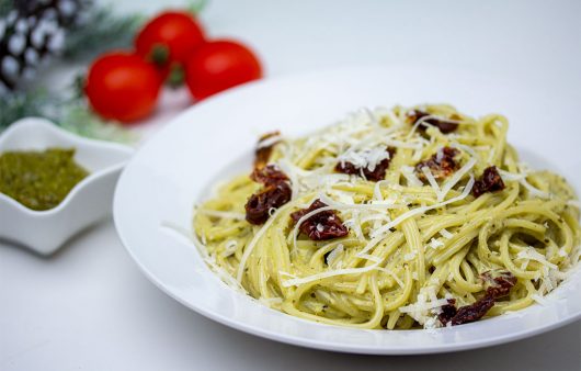 Spaghetti s pestom i suhim paradajzom