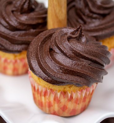Cupcake s čokoladnim frostingom