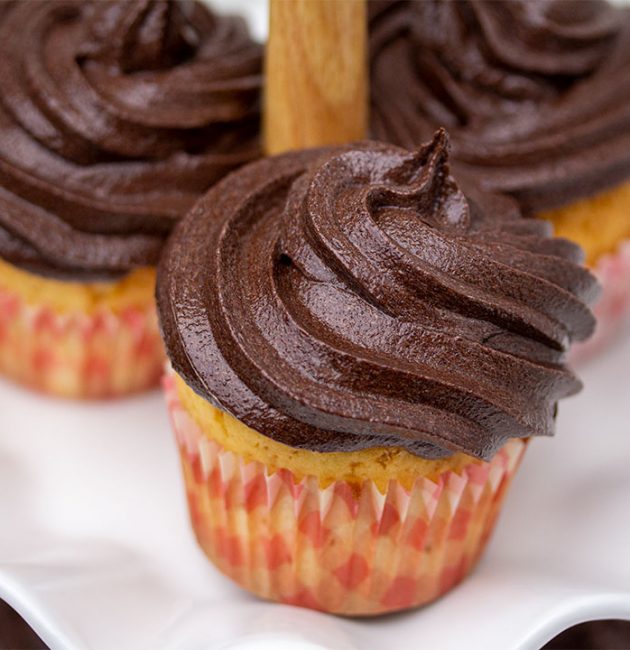 Cupcake s čokoladnim frostingom