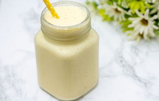 Smoothie banana, ananas, mango