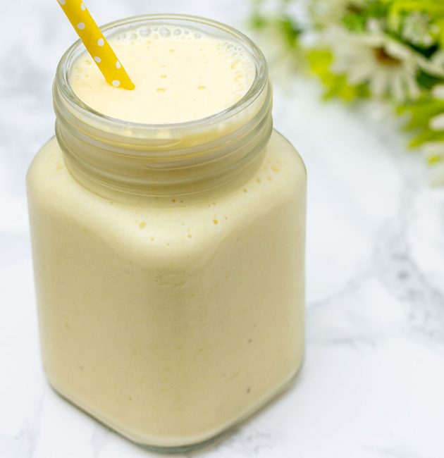 Smoothie banana, ananas, mango