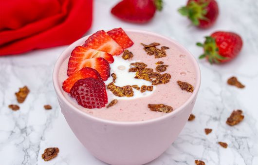 Smoothie bowl - jagode, banane, grčki jogurt