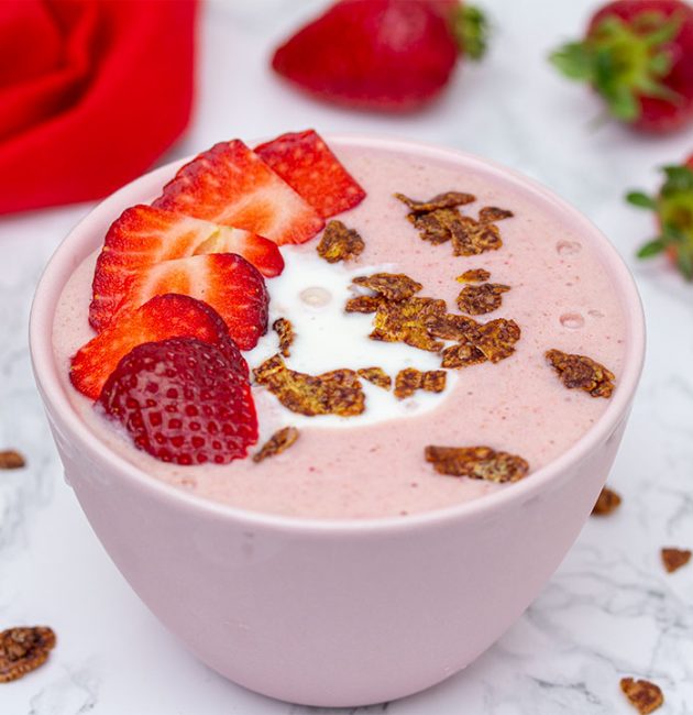 Smoothie bowl - jagode, banane, grčki jogurt