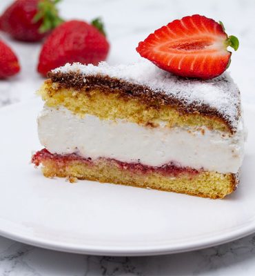 Čokoladna torta s jagodama i kokosom