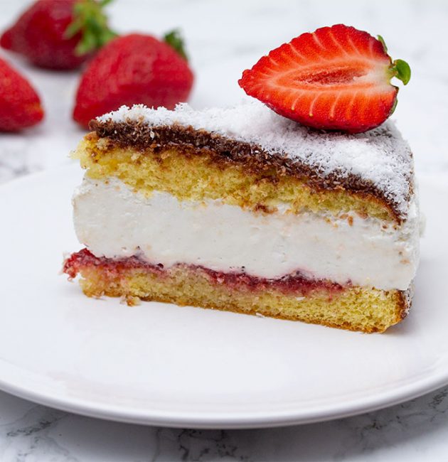 Čokoladna torta s jagodama i kokosom