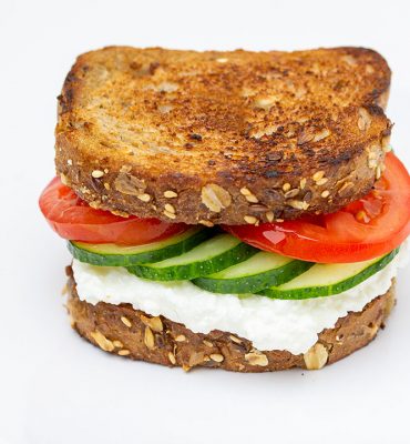 Sendvič sa cottage sirom, krastavcem i paradajzom