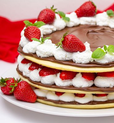 Torta s palačinkama, nutellom i jagodama