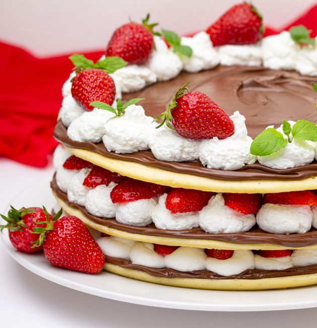Torta s palačinkama, nutellom i jagodama