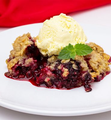 Crumble sa šumskim voćem i zobenim pahuljicama
