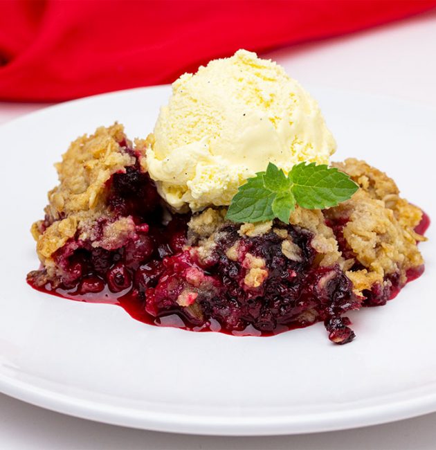 Crumble sa šumskim voćem i zobenim pahuljicama