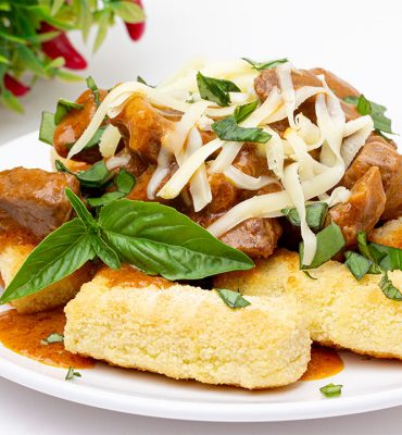 Juneći gulaš s kroketima