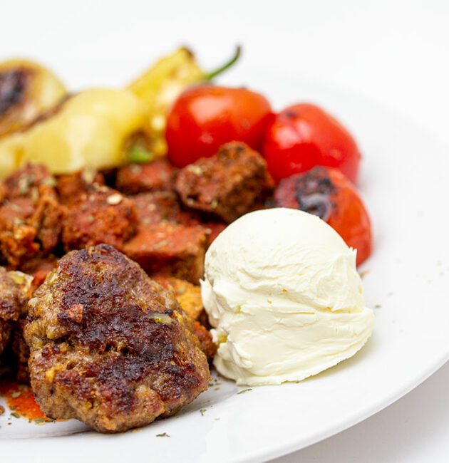 Kofte sa zapečenom lepinom