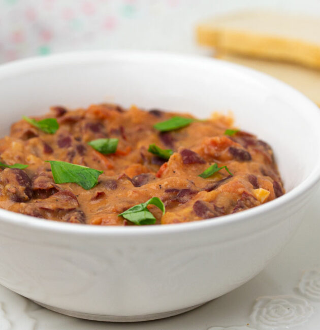 Grah s paradajzom i tahini pastom