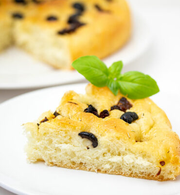 Focaccia sa suhim paradajzom, maslinama i ružmarinom