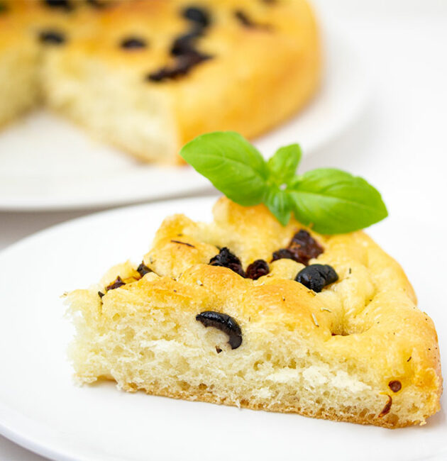 Focaccia sa suhim paradajzom, maslinama i ružmarinom
