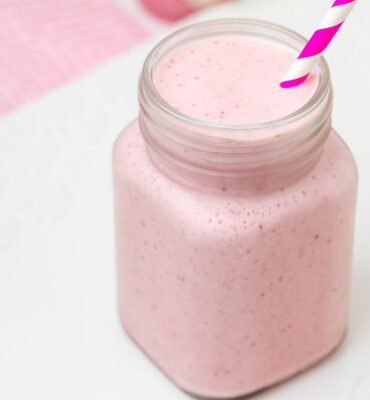 Smoothie bademovo mlijeko, grčki jogurt, jagode recept
