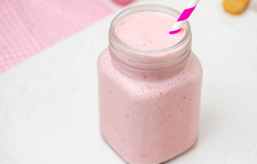 Smoothie bademovo mlijeko, grčki jogurt, jagode recept