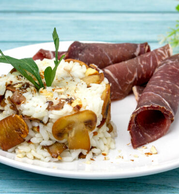 Riža sa suhim mesom i šampinjonima recept