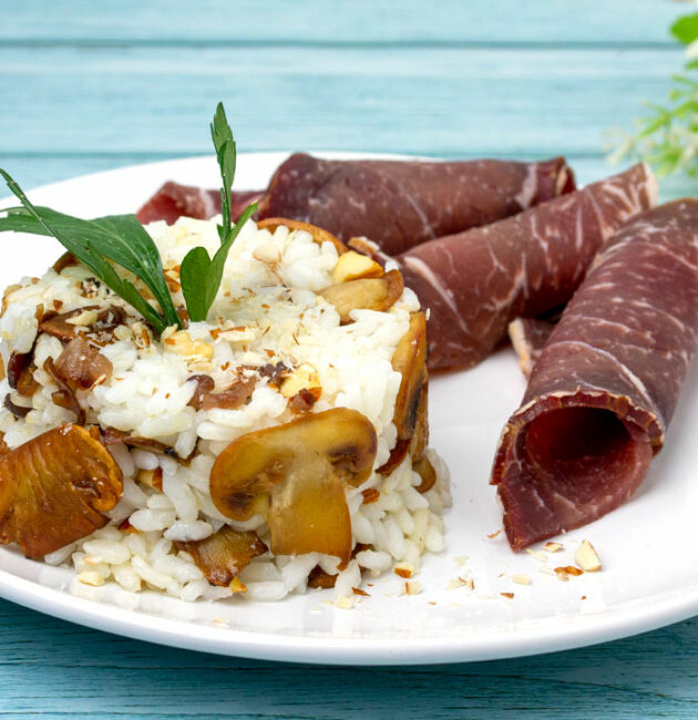 Riža sa suhim mesom i šampinjonima recept