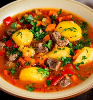 Meso s krompirom, mrkvom i paprikom