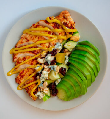 Pileća salata s avokadom, kruškom i brusnicom recept