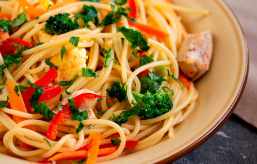 Spaghetti s piletinom, povrćem i jajima recept