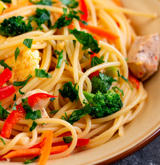 Spaghetti s piletinom, povrćem i jajima recept