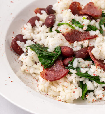 Riža s grahom, špinatom i dimljenim goveđim mesom recept