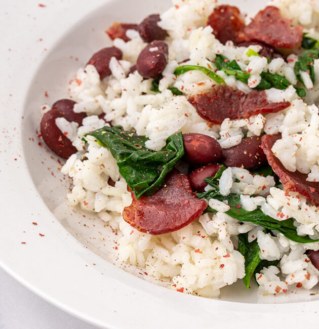 Riža s grahom, špinatom i dimljenim goveđim mesom recept