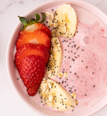 Smoothie zdjela s jagodama i bananama recept