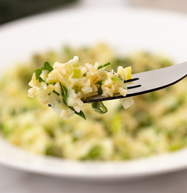 Salata sa bulgurom, mladim lukom i krastavcima recept