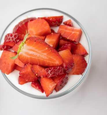Desert u čaši sa jagodama i oreom recept