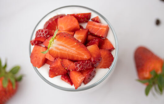 Desert u čaši sa jagodama i oreom recept