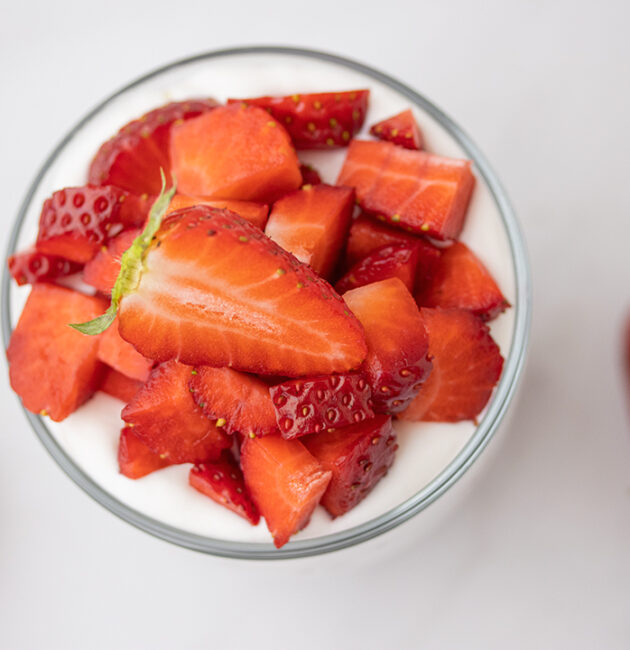 Desert u čaši sa jagodama i oreom recept