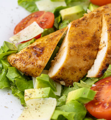 Salata s piletinom i avokadom recept