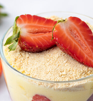 Desert u čaši s instant pudingom i jagodama recept