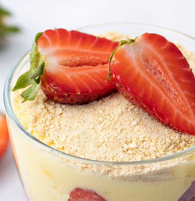 Desert u čaši s instant pudingom i jagodama recept
