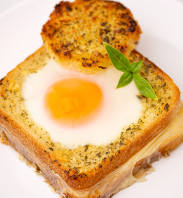 Zapečeni tost sa cheddarom i jajetom
