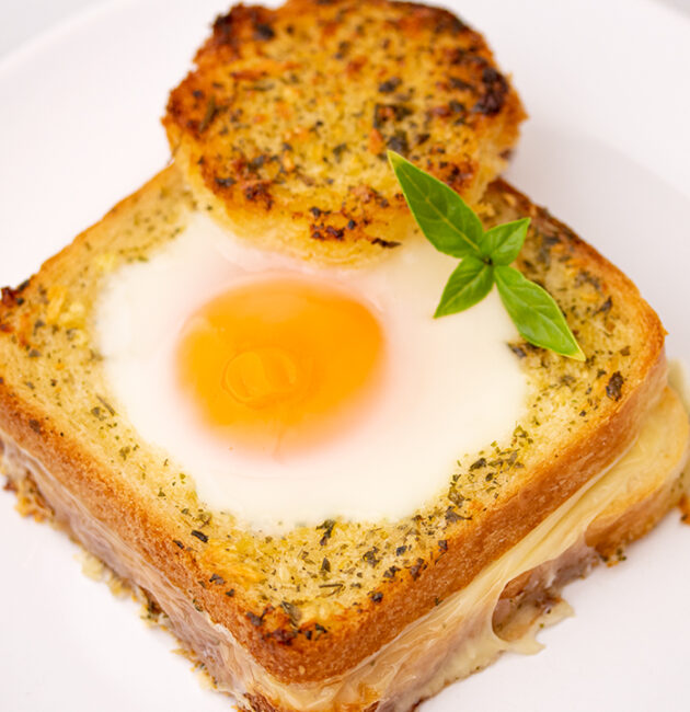Zapečeni tost sa cheddarom i jajetom
