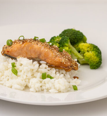 Losos sa slatkim čili sosom i susamom recept