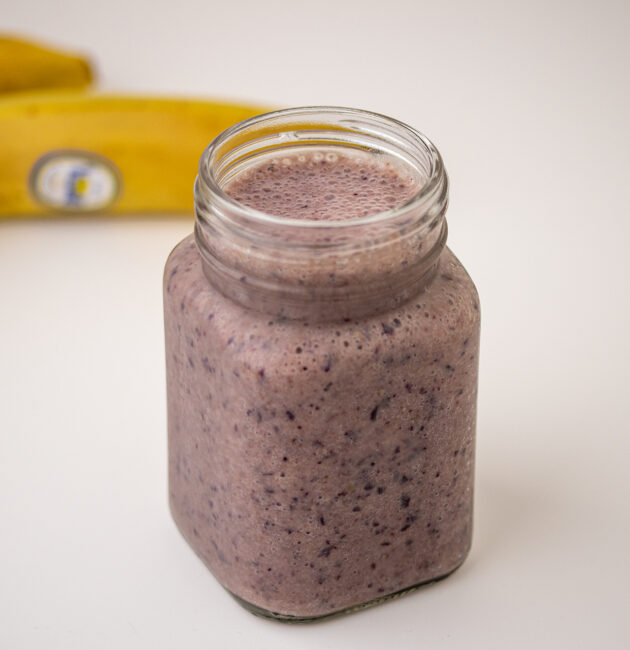 Smoothie banana i crno grožđe