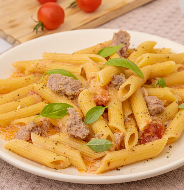 Penne tjestenina s pasiranim pradajzom, tunom i vrhnjem za kuhanje