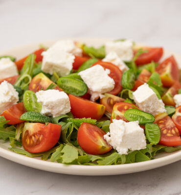 Salata s rukolom, meksičkim krastavcem, pikolo paradajzom i feta sirom